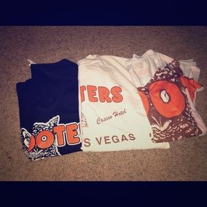Medium sized Hooters shirt